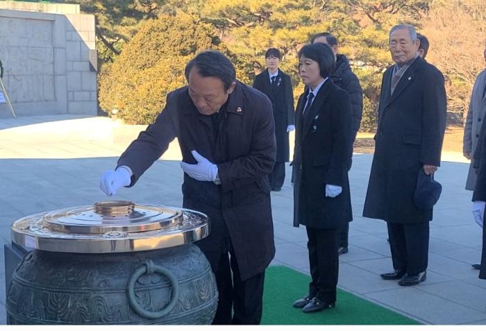 이홍기 대한민국예비역장교연합회장이 지난 2일 서울현충원에서 순국선열과 호국영령에게 분향하고 있다. 연합회 제공