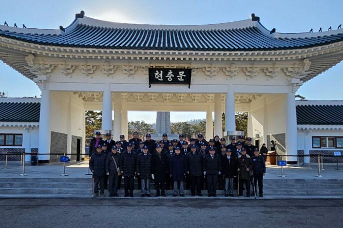 6·25참전유공자회 회원들이 새해를 맞아 지난 2일 서울현충원을 참배한 뒤 기념촬영하는 모습. 6·25참전유공자회 제공