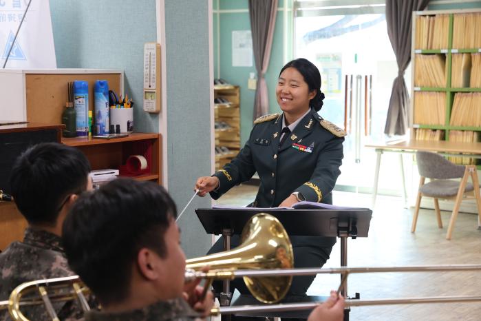 육군53보병사단 군악중대장 서은실 대위가 군악대원들과 연주 연습을 하고 있다.