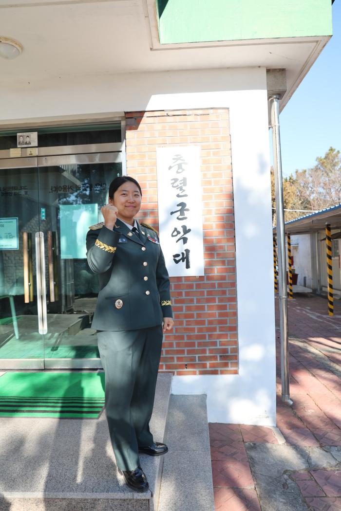 서은실 대위는 음악과 봉사를 통해 장병들의 정신적 대비태세를 지원하고, 지역사회와 교감하고 있다.
