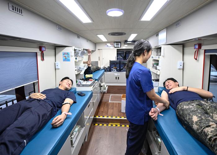 해군3함대 장병들이 9일 부대로 찾아온 헌혈버스에서 동절기 혈액 부족 문제 해소에 일조하기 위해 헌혈하고 있다.