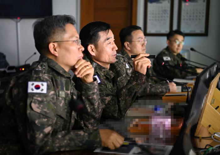 지난 10일 해군1함대를 찾은 양용모(왼쪽 둘째) 해군참모총장이 작전현황을 보고받은 후 확고한 군사대비태세 확립을 강조하고 있다. 사진 제공=백수진 상사