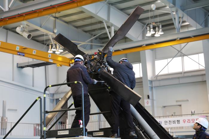 UH-60 헬기의 테일로터 부분을 점검 중인 정비사들.