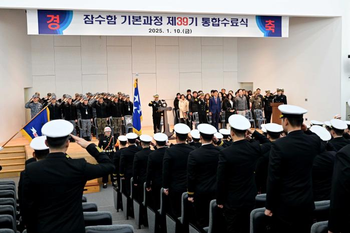 지난 10일 해군잠수함사령부에서 열린 잠수함 기본과정 39기 통합수료식에서 수료생들이 임석상관에 대한 경례를 하고 있다. 사진 제공=권혜연 하사