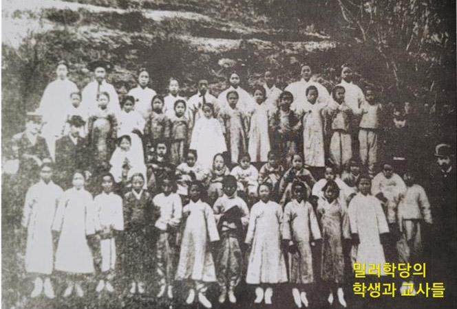 구세학당의 학생과 교사들. 출처=도산안창호선생기념사업회 『수난의 민족을 위하여』