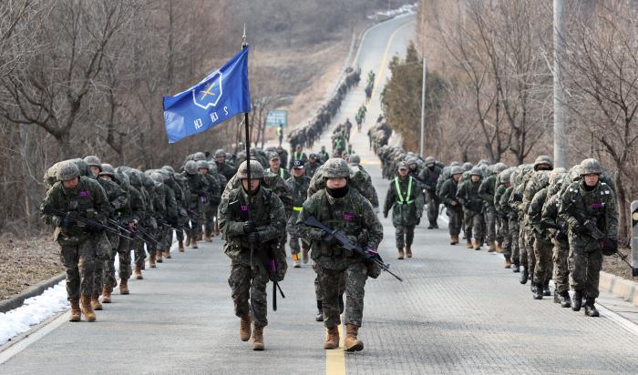 미래 육군 장교를 꿈꾸는 예비 학군사관후보생(ROTC)들이 13일 충북 괴산군 육군학생군사학교에서 기초군사훈련 3주 차를 맞아 20㎞ 행군을 하고 있다. 65기 예비 후보생인 이들은 오는 24일까지 이뤄지는 기초군사훈련을 마친 뒤 각 대학 학생군사교육단에 입단한다. 양동욱 기자