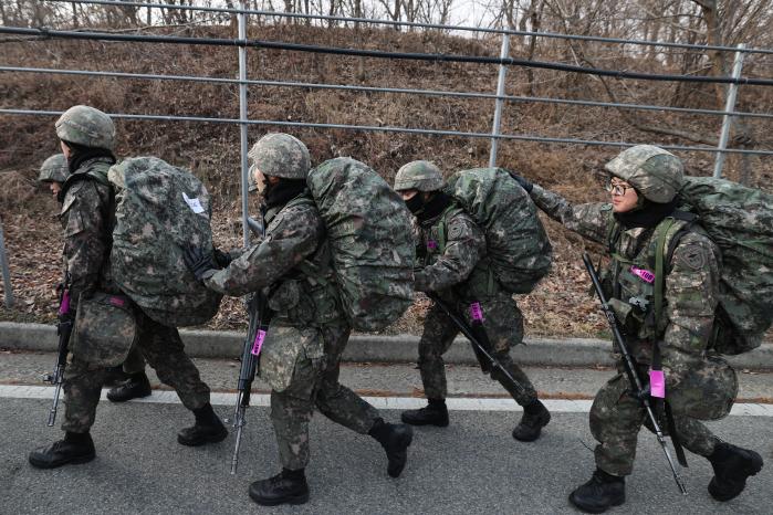 예비 학군사관후보생들이 전우들과 의기투합하며 행군하고 있다.