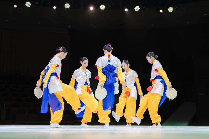 국립무용단 설명절 기획 ‘2025 축제 祝·祭’의 한 장면.