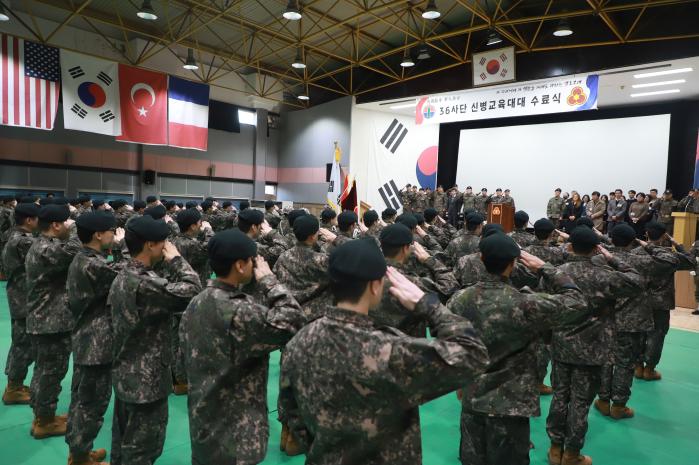 15일 육군36보병사단 신병교육대대에서 열린 수료식에서 신병들이 임석상관을 향해 경례하고 있다. 부대 제공