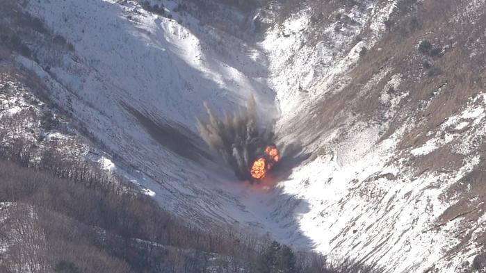 F-15K 전투기가 투하한 MK-82 폭탄이 지상표적을 타격하는 모습. 공군 제공