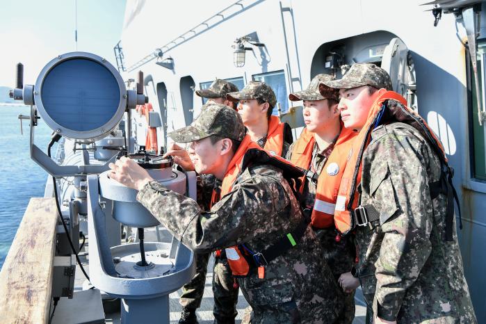 해군교육사령부 장교 초군반과 초급반 부사관 교육생들이 14일 항해실습 중 항해법을 배우고 있다. 부대 제공