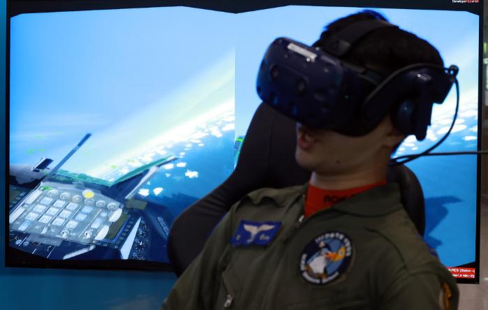 지난해 7월 국방부에서 열린 국방 데이터·인공지능 확산주관 행사에서 전시된 ‘AI 기반 VR 모의비행훈련체계’. 김병문 기자