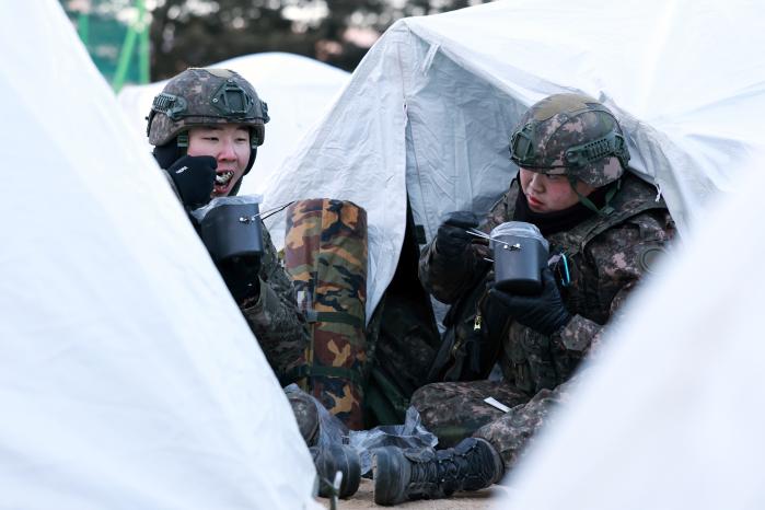 쌍방훈련 후 점심식사를 하는 장병들.