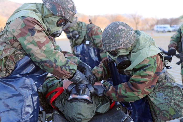 육군50보병사단 장병들이 혹한기 전술훈련 중 대량사상자 관리 훈련을 하고 있다. 부대 제공