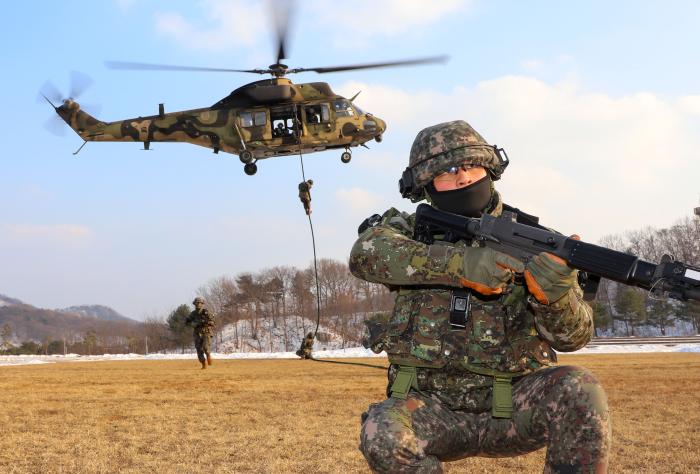 육군35보병사단 장병들이 급속 헬기 로프 하강훈련을 하고 있다. 부대 제공