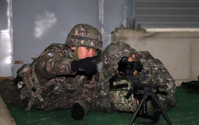 지난 16일 육군39보병사단 기동대대 장병들이 K15 경기관총 야간사격을 하고 있다. 부대 제공