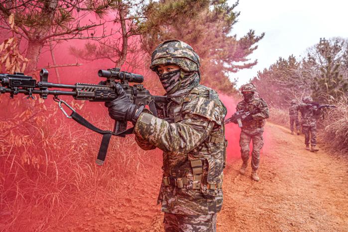 해병대6여단 63대대 장병들이 지난 14~16일 진행된 소부대 동계 전술훈련에서 마일즈 장비를 활용한 쌍방훈련을 하고 있다. 사진 제공=전승훈 중사(진)