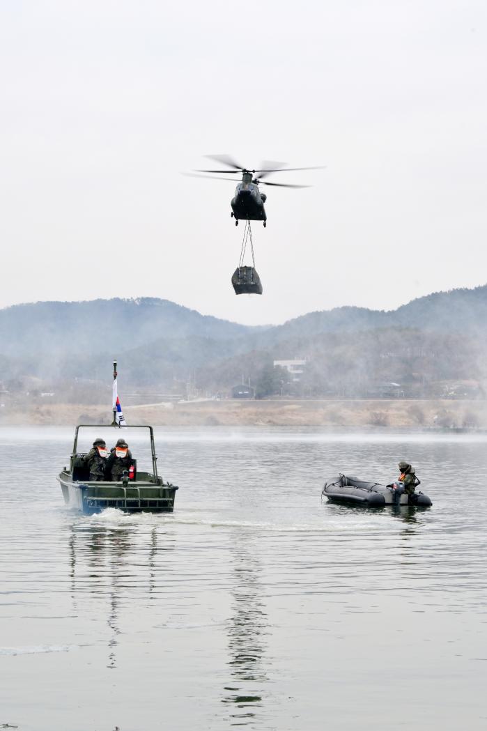 지난 16일 경기 여주시 남한강 일대에서 펼쳐진 육군7공병여단 도하훈련에서 CH-47D 시누크 헬기가 교절을 수송하고 있다.