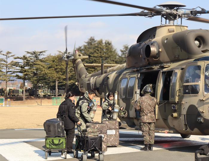 육군2작전사 19화생방대대 CRST 장병들이 화생방 상황을 가정해 수리온 헬기에 물자를 적재하고 있다.