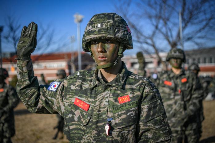 해병대 학군부사관후보생들이 빨간명찰을 부착한 뒤 선서를 하고 있다. 부대 제공