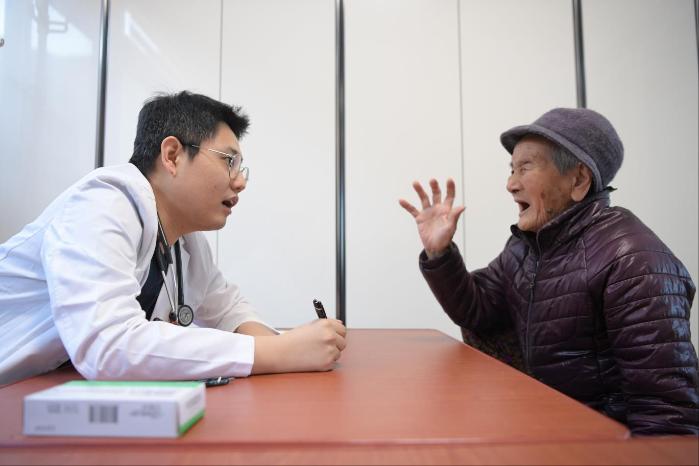 해병대 연평부대 군의관이 소연평도 경로당에서 지역주민 대상 의료봉사활동을 하고 있다. 사진 제공=박상문 상사