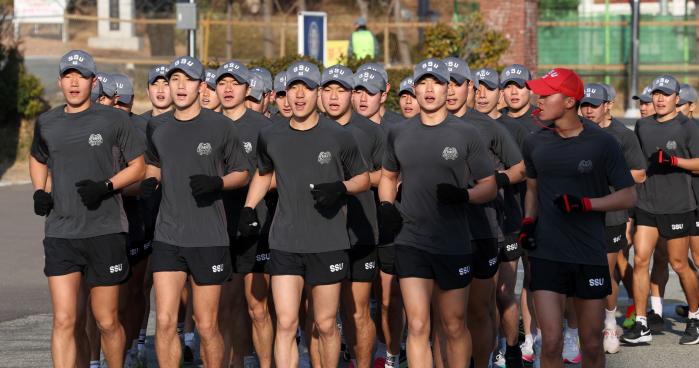 심해잠수사들이 단체 뜀걸음을 하고 있다.