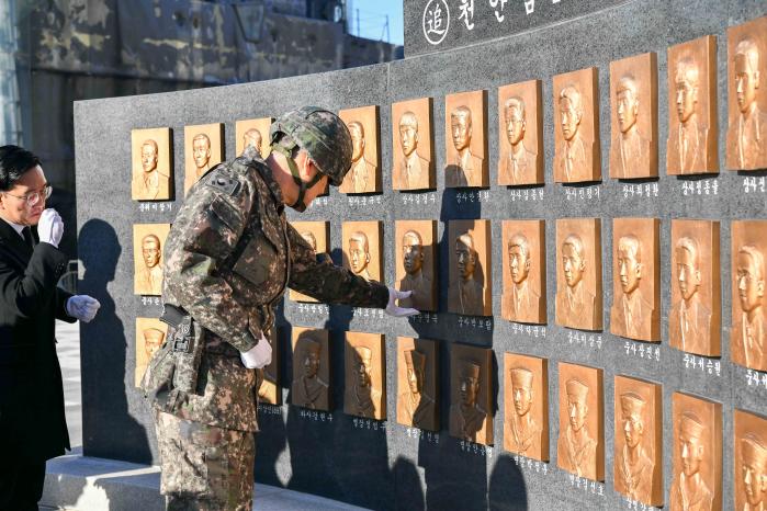 지난 17일 해군2함대사령부를 방문한 김명수 합참의장이 천안함 46용사 위령탑의 부조상을 어루만지며 산화한 영웅들을 추모하고 있다. 합참제공