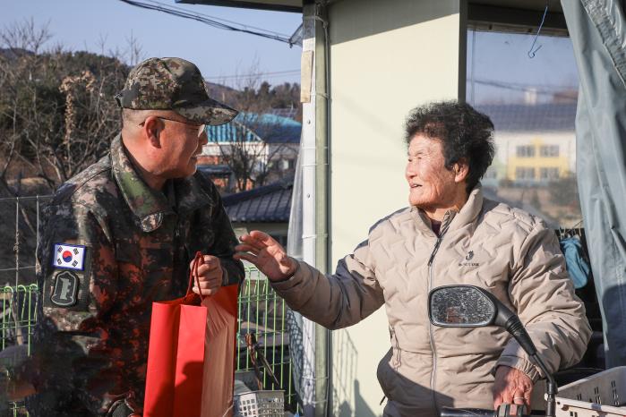 육군22보병사단 권승광 주임원사가 6·25전쟁 참전용사 고(故) 서광교 옹의 부인 김미숙 여사에게 위문품을 전달하고 있다. 사진 제공=변덕주 중사