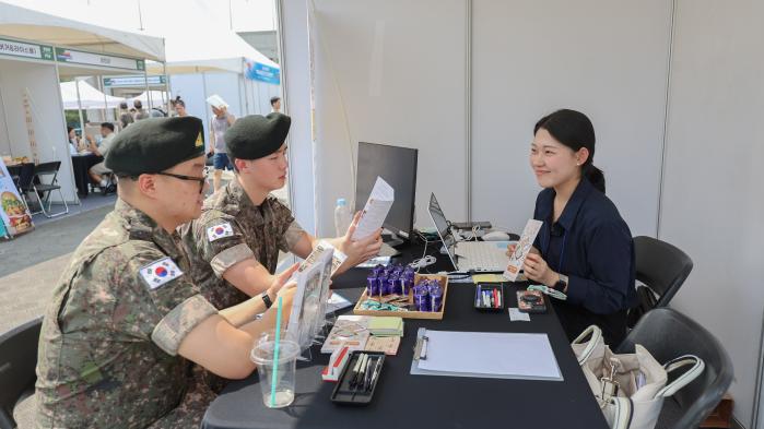 지난해 서울 용산구 전쟁기념관에서 열린 ‘2024 제대군인 취·창업 박람회’에서 전역 예정 장병들이 상담하고 있다. 보훈부 제공