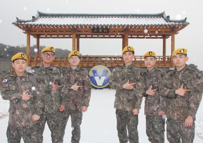 육군 최정예 300전투원에 등극한 육군5군단 방공단 지원중대 장병들이 황금베레모 수여 행사 후 기념사진을 찍고 있다. 부대 제공