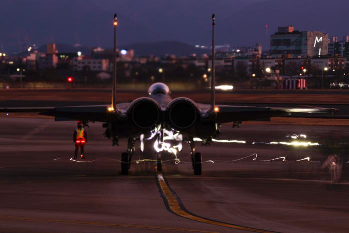 F-15K가 출격을 위해 이동하는 모습.