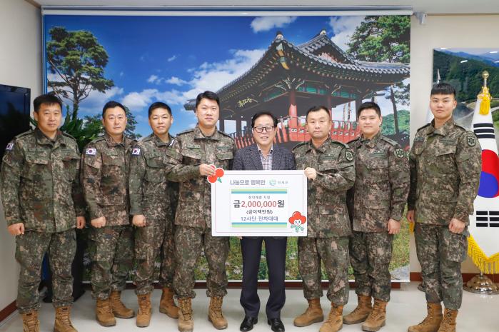 육군12보병사단 전차대대 장병들이 20일 인제군청에 자율 모금한 성금을 전달하고 있다. 부대 제공