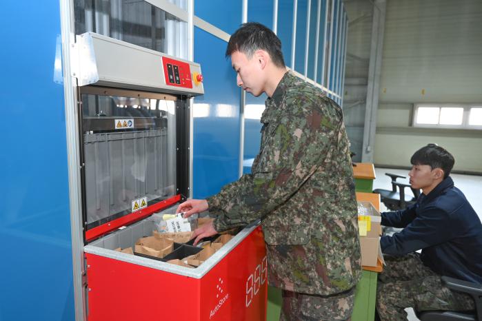 공군5공중기동비행단 보급대대 장병이 오토스토어 상자에 들어가는 부속품을 확인하고 있다. 부대 제공