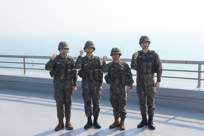 완벽한 군경 합동작전으로 몰래 출국하려던 외국인 검거에 기여한 육군53보병사단 부산여단 육종한 상사(진), 이석주 상사, 황성호·권준혁 일병(오른쪽부터). 부대 제공