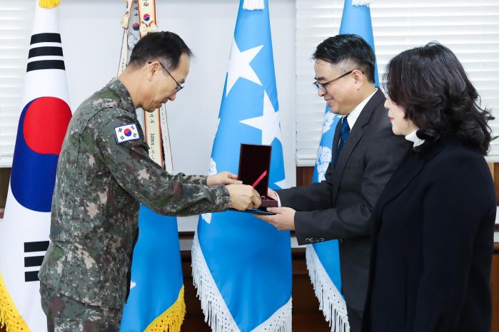 손석락(왼쪽) 공군교육사령관이 20일 고 김의성 병장의 화랑무공훈장을 유가족에게 전달하고 있다. 사진 제공= 박윤조 군무주무관