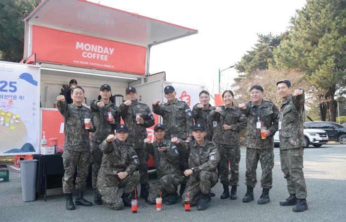 해군진해기지사령부 장병들이 20일 부대에 방문한 커피차 이벤트에 참여해 음료를 받은 뒤 활짝 웃고 있다. 부대 제공