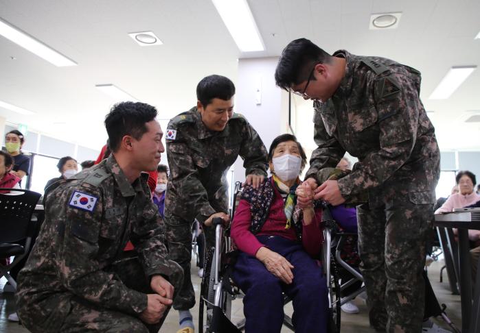 육군기계화학교 오혜성 중사, 김진희 준위, 김남우 대위(왼쪽부터)가 지난달 말 교통사고 현장에서 구조한 어르신을 찾아 안부를 여쭙고 있다. 부대 제공