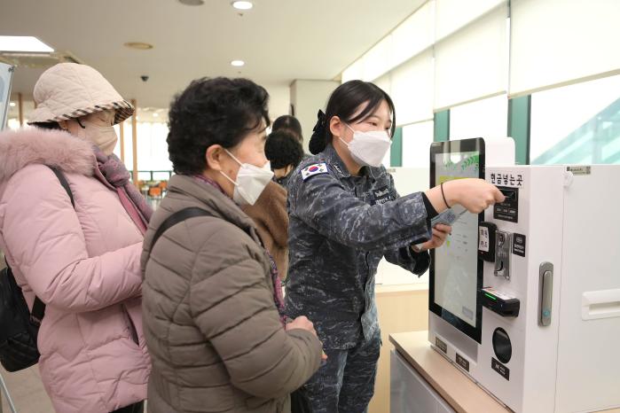 해군2함대 인천함 장병들이 21일 인천노인종합문화회관에서 어르신들의 키오스크 사용을 돕고 있다. 부대 제공