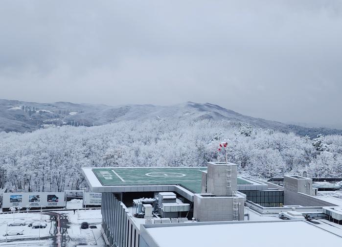 폭설이 내렸지만 눈이 쌓이지 않은 국군수도병원 헬리패드. 열선이 설치되면서 눈이 자동으로 녹아 안전한 헬기 이착륙이 가능해졌다. 부대 제공