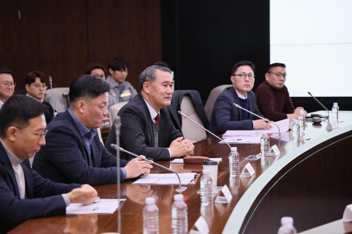 22일 경남 거제시 한화오션에서 열린 ‘울산급 호위함 배치Ⅳ 사업 통합착수회의’에서 신현승(해군준장·앞줄 가운데) 방사청 함정사업부장과 참석자들이 탑재 장비 체계개발사업 추진 일정을 논의하고 있다. 방사청 제공