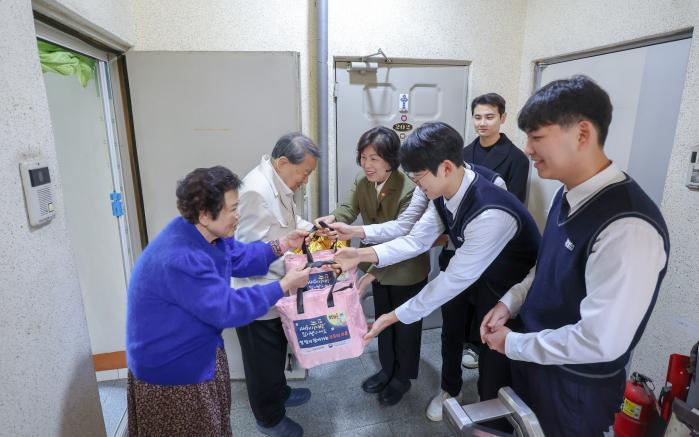 강정애(가운데) 보훈부 장관이 22일 서울 용산구 후암동 박순환 국가유공자 자택에서 박옹 내외에게 도시락을 전달하고 있다. 보훈부 제공