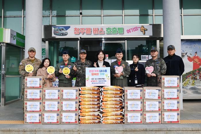 공군17전투비행단과 공군29전술개발훈련비행전대 부대원들이 지역 취약계층을 위해 생필품을 기부하고 있다. 사진 제공=이태희 상사