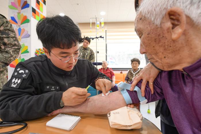 해병대6여단 65대대 군의관이 22일 대청도 요양원에서 의료봉사를 하고 있다. 사진 제공=노인우 상사