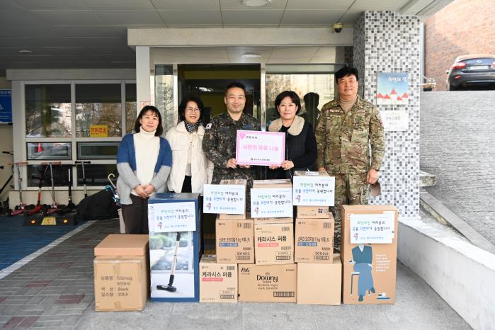 공군11전투비행단 감찰안전실 장병·군무원들이 비행단을 대표해 ‘희망의 집’에 위문품을 전달하고 있다. 사진 제공=정수진 하사