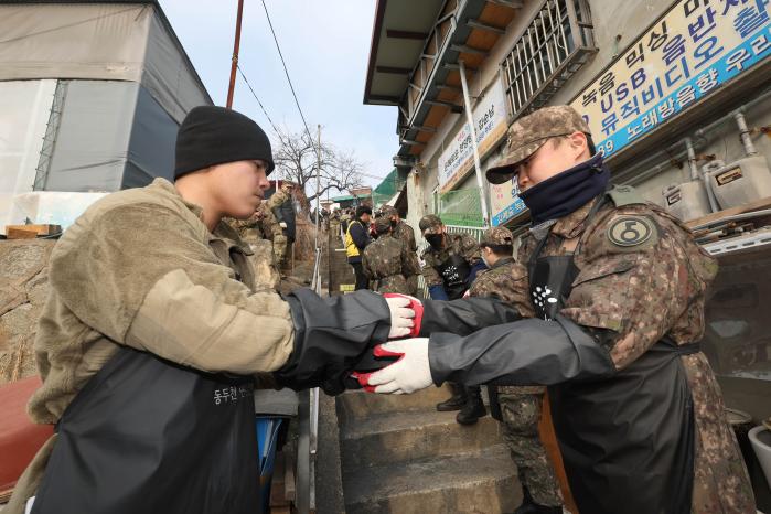 한 손에 동맹 강화…한 손에 이웃 사랑 육군5보병사단과 미2사단/한미연합사단 210포병여단 장병들이 22일 경기 동두천시 일원에서 연탄 배달 봉사활동을 하고 있다. 설 명절을 앞두고 진행된 봉사활동에는 한미 장병 100여 명이 참여해 동맹의 전우애를 강화하고, 이웃에게 온정을 전했다. 조종원 기자