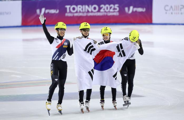 한국 쇼트트랙 대표팀 선수들이 23일 이탈리아 토리노의 팔라벨라 빙상장에서 열린 2025 토리노 동계 유니버시아드 혼성 2000ｍ 계주에서 우승한 후 태극기를 들고 기뻐하고 있다. 연합뉴스