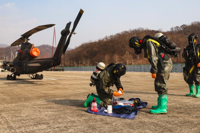 CSMT 요원들이 원점에서 시료를 수집하는 모습.