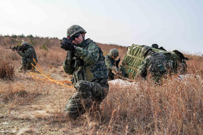 23일 경북 포항시 조사리 공정훈련장에서 열린 해병대1사단 킹콩여단 합동 화물의장·공중투하 훈련에 참가한 장병들이 투하 지역에 착지한 물자를 옮기고 있다. 부대 제공