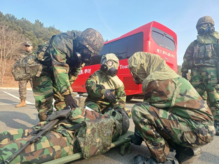 육군53보병사단 울산여단 장병들이 22일 울산 남구 울산대공원에서 열린 대량전사상자 관리·처치훈련 중 들것에 실린 환자 상태를 살피고 있다. 부대 제공