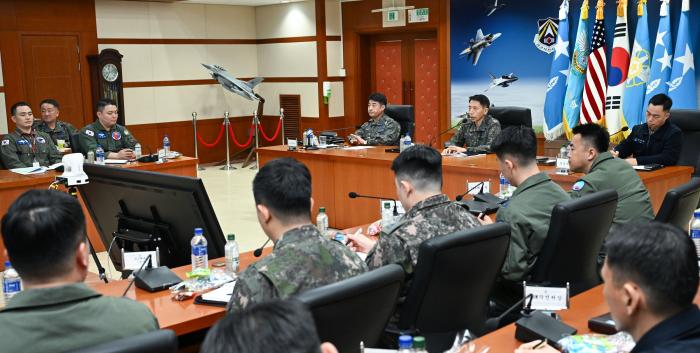 공군작전사령부가 23일 개최한 창끝부대 현장지휘관회의에서 김형수 사령관을 비롯한 참석자들이 회의하고 있다. 공군 제공